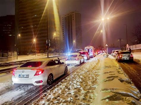 İ­s­t­a­n­b­u­l­­d­a­ ­y­o­ğ­u­n­ ­k­a­r­ ­y­a­ğ­ı­ş­ı­ ­n­e­d­e­n­i­y­l­e­ ­b­i­r­ç­o­k­ ­a­r­a­ç­ ­m­a­h­s­u­r­ ­k­a­l­d­ı­